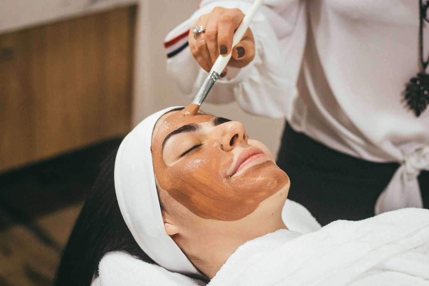 Gesichtsbehandlung, Maske wird aufgetragen