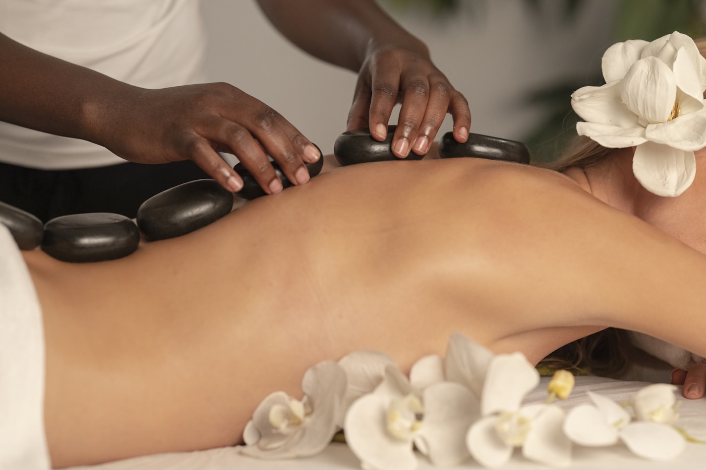 Hot-Stone-Massage mit Orchideen