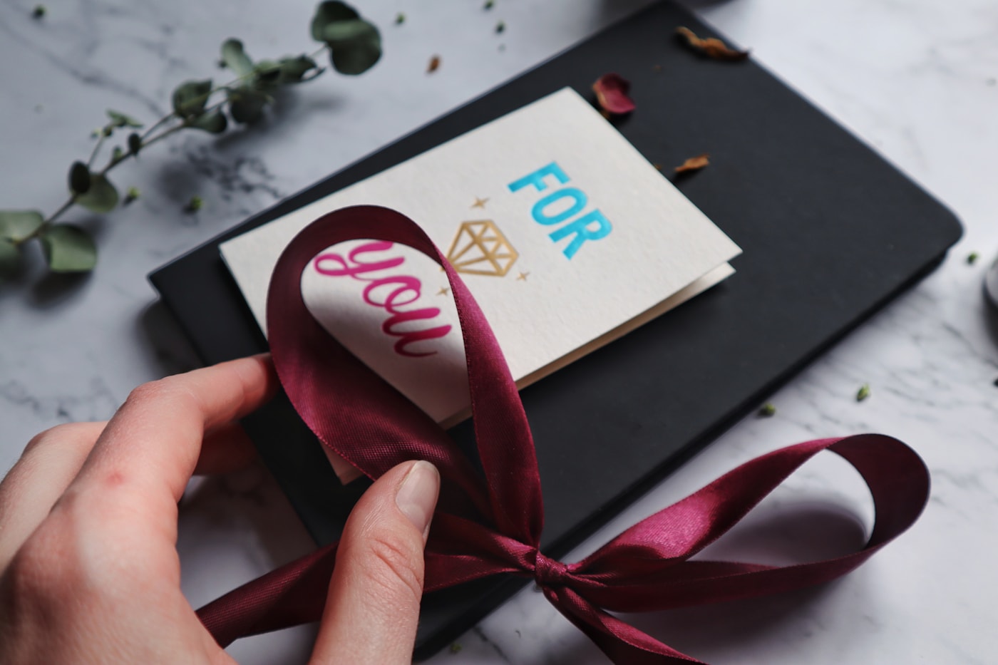 Eleganter Geschenkgutschein mit Schleife und persönlicher Grußkarte